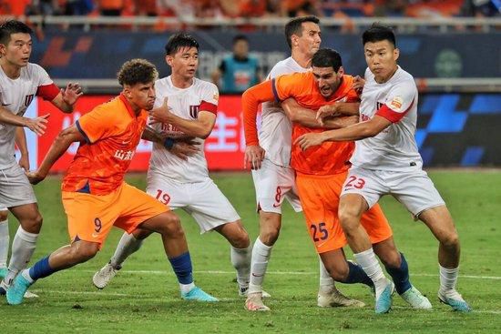 弗洛雷斯现年58岁，职业生涯先后执教过皇马U17、赫塔费、瓦伦西亚、本菲卡、马竞、迪拜青年、艾因、沃特福德、西班牙人、上海申花等队。